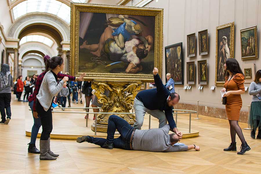 team building in Paris for 10 people in the Louvre museum