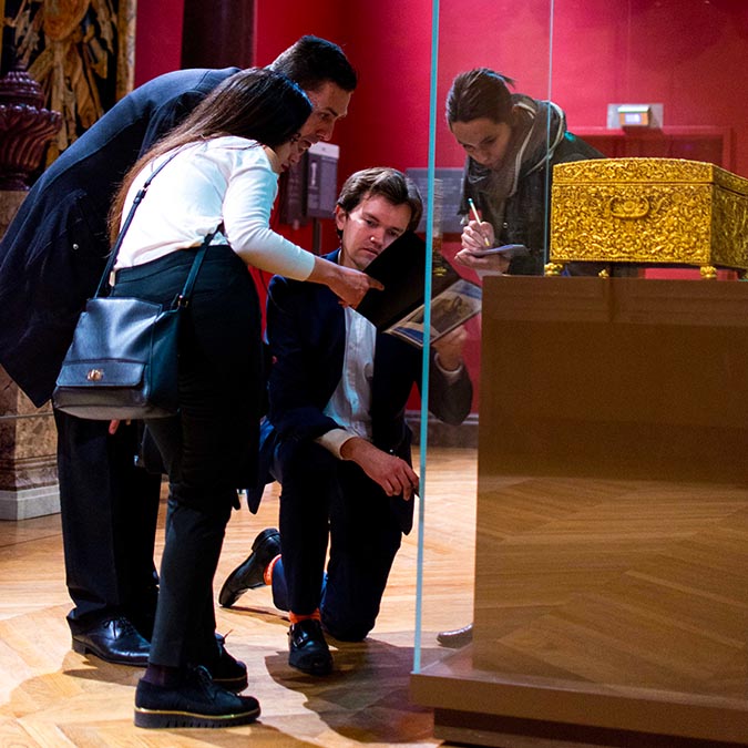 team building activities in Paris Louvre museum adult treasure hunt 8 to 60 people