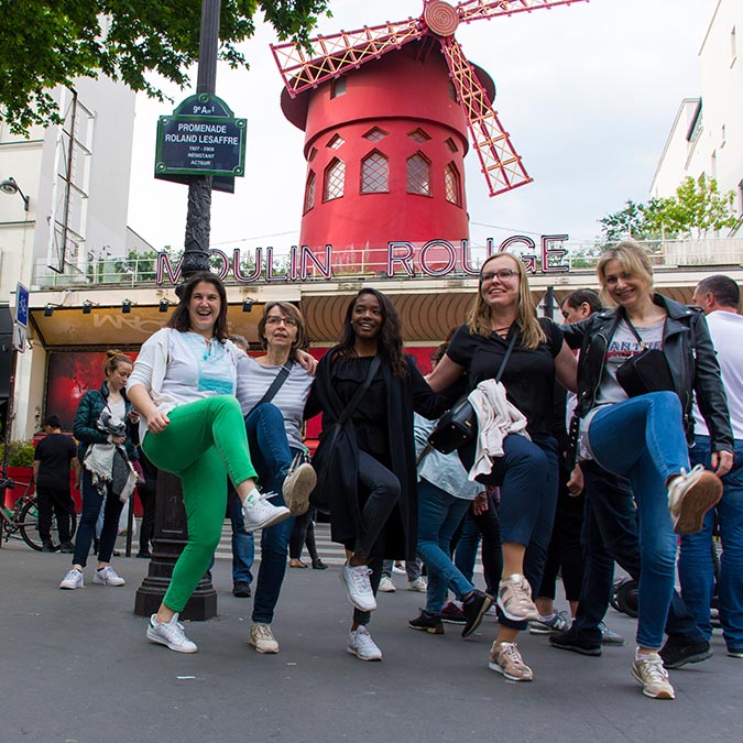 Team building scavenger hunt in Montmartre in front of the Moulin Rouge