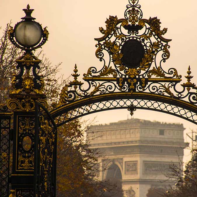 arc de triomphe team building in paris