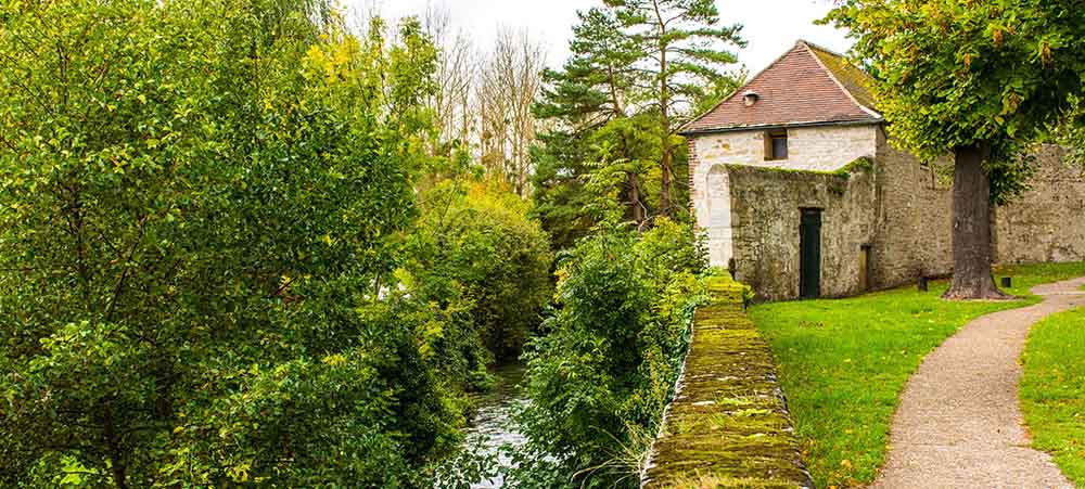 Corporate event: treasure hunt team building creation in the medieval city of Senlis