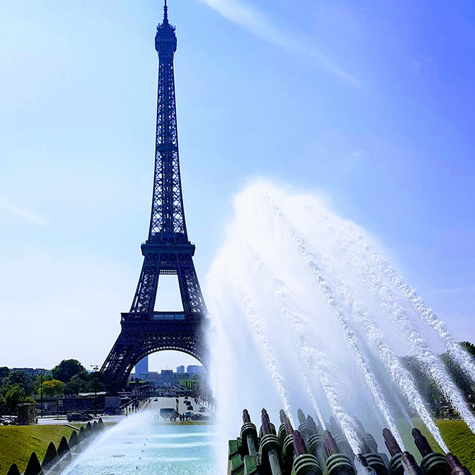 touristic rally in the eiffel tower area corporate treasure hunt