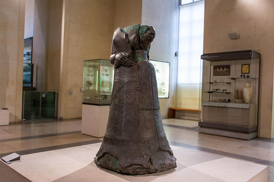 œuvres insolites du Louvre statue de la reine Napirasu