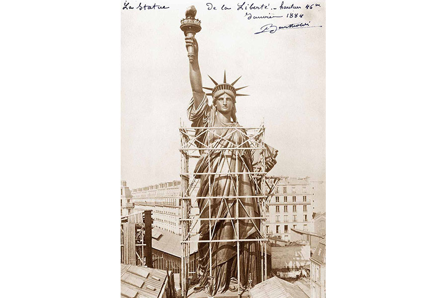 statue de la Liberté Paris Rue de Chazelles