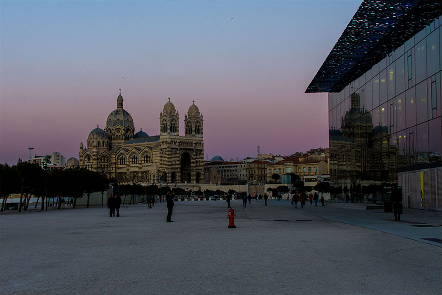 Marseille ville dynamique Mucem et cathérale la Major