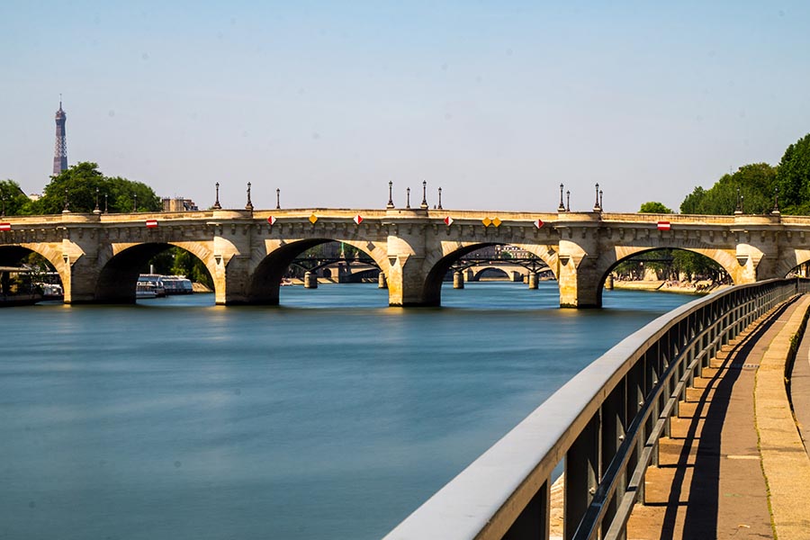 Plus vieux monuments de Paris - pont neuf vue depuis les berges