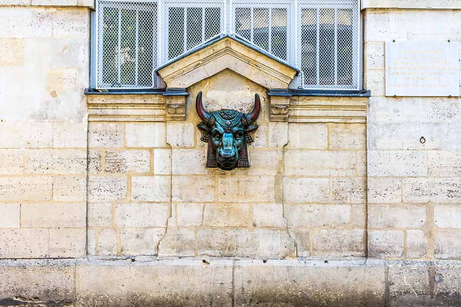 fontaine taureaux blancs manteaux paris marais