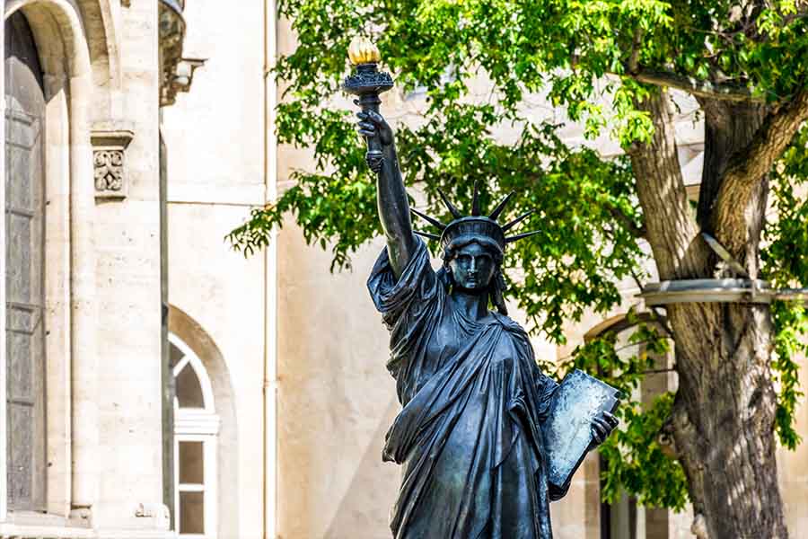 détail statue de la liberté jardin du musée arts et métiers