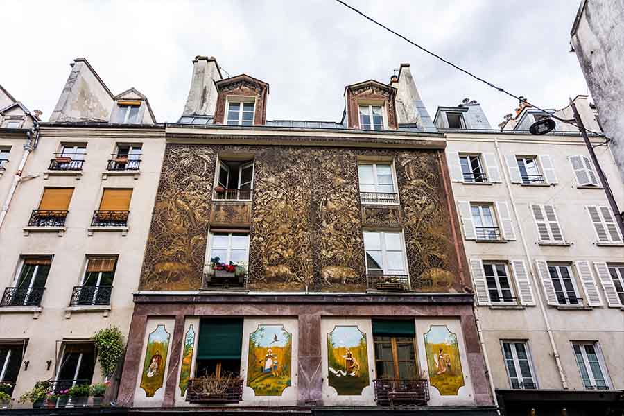 immeuble insolite Paris sgraffiti rue mouffetard