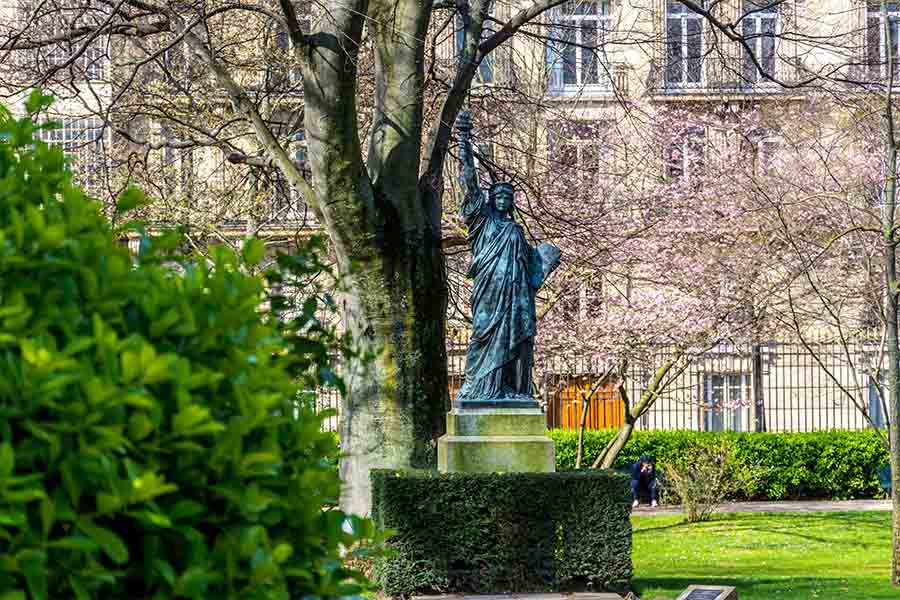 jardins du Luxembourg statue de la liberté