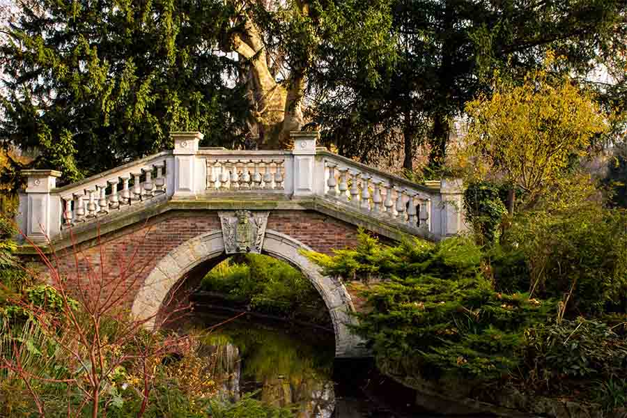 team building parc monceau bridge view