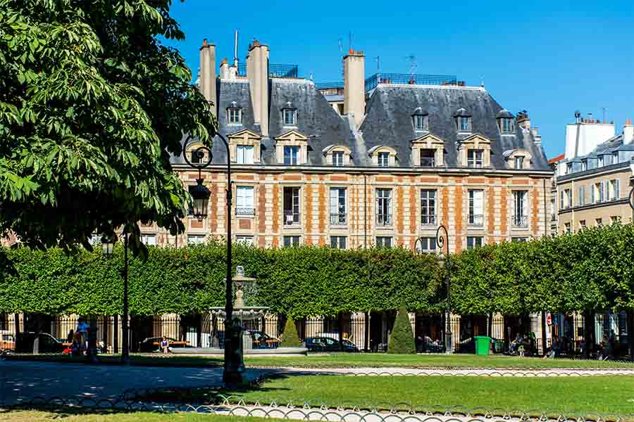 vue de la place des vosges depuis le jardin