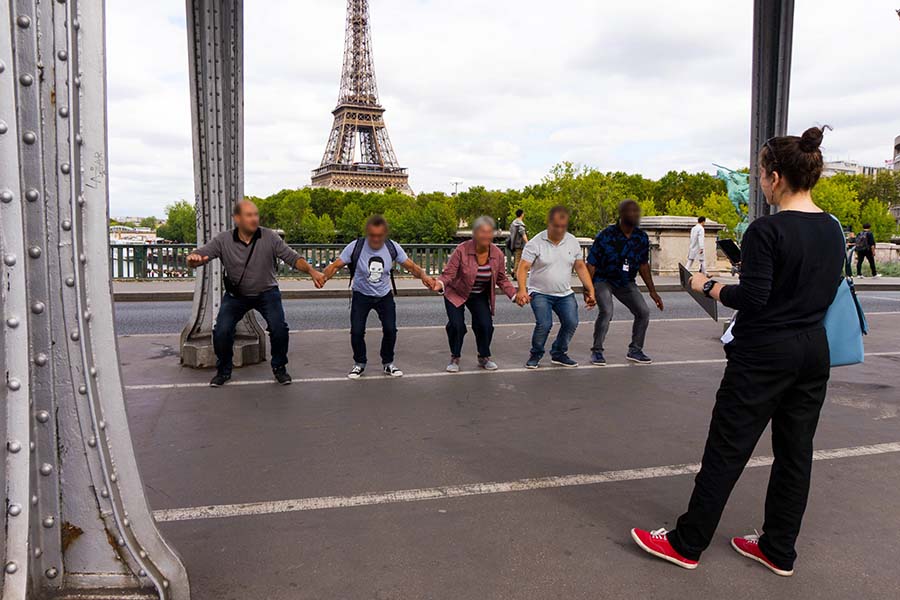 adult treasure hunt in Paris eiffel tower district