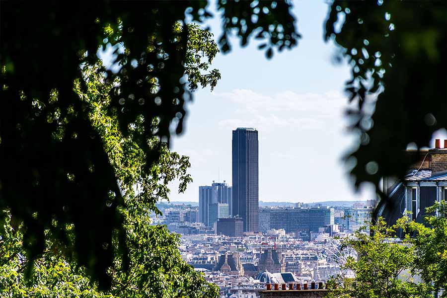 famous monument in Paris the Montparnasse tower 