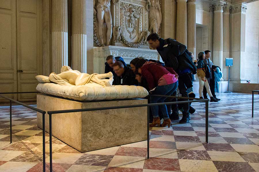 cultural team building in Paris louvre treasure hunt