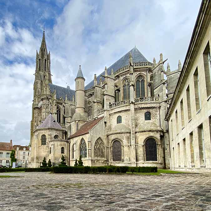 team building treasure hunt in senlis medieval city