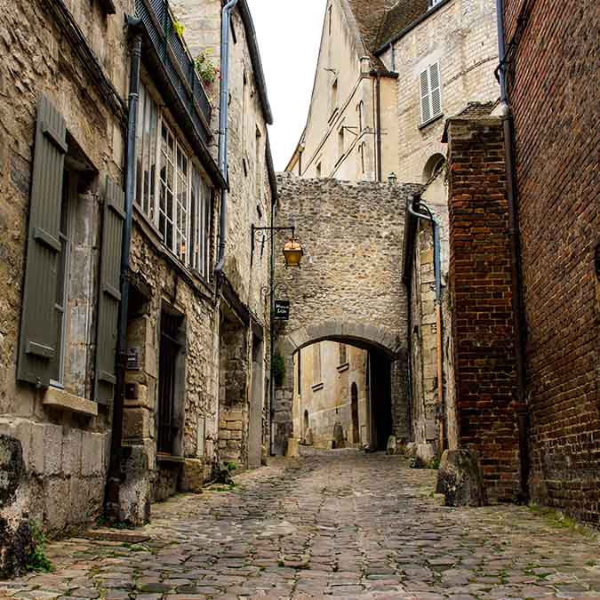 team building Senlis ruelle médiévale