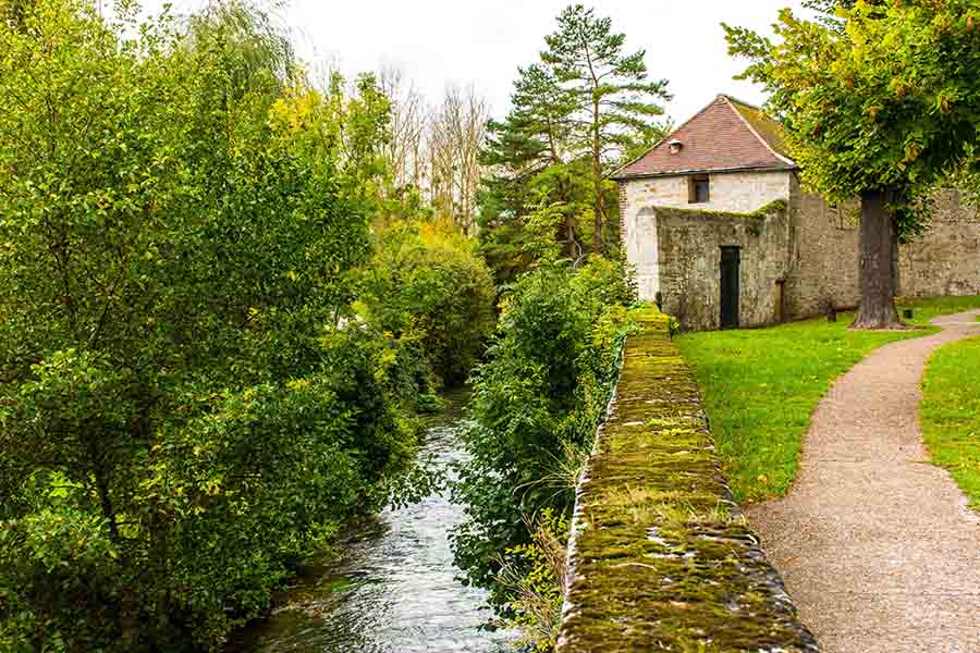 Adult treasure hunt at Senlis