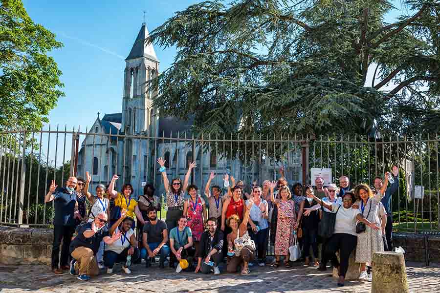 team building treasure hunt in Senlis medieval city