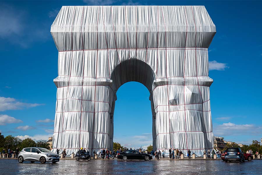 arc de triomphe wrapped by the artist christo