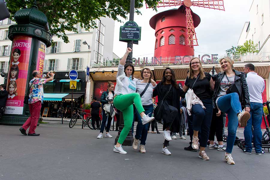 chasse au trésor adulte à Montmartre devant le moulin rouge