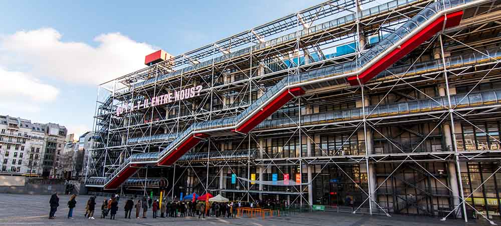 Indoor team building in Paris at the Centre Pompidou museum: artistic challenge