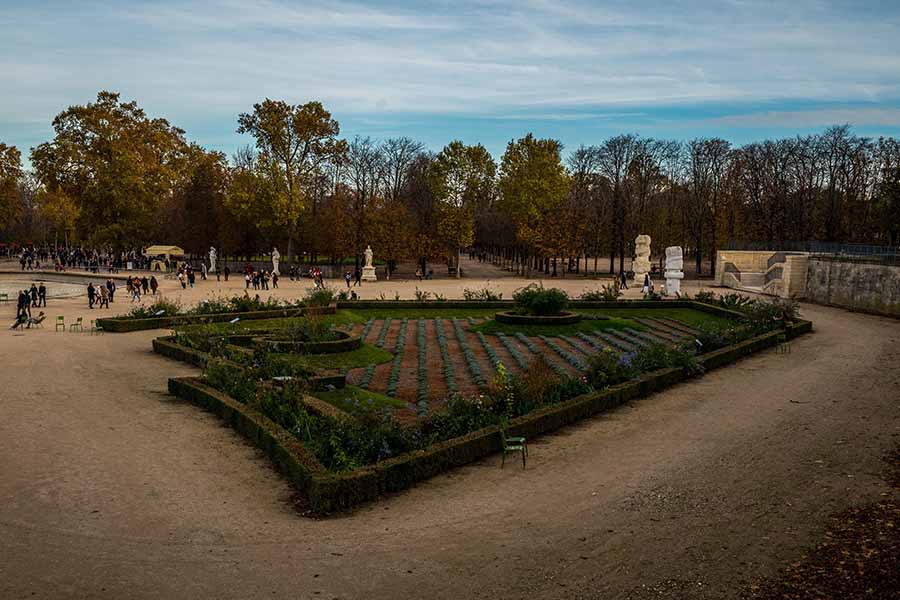 tuileries garden scavenger hunt for large group team building
