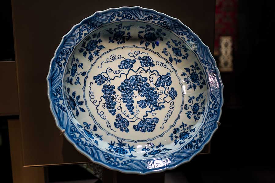mahin banu Chinese porcelain plate presentation hotel de la marine