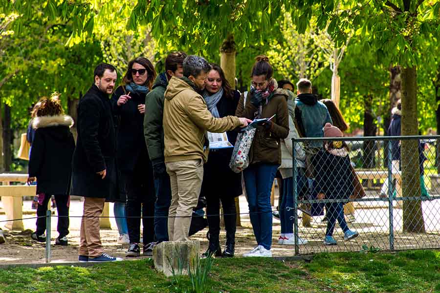 team building 100 people treasure hunt Tuileries
