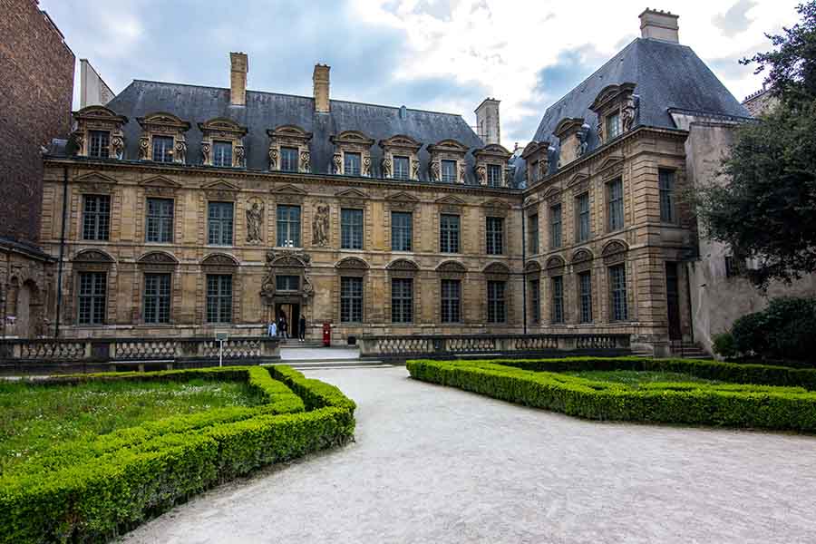 jardin hotel de Sully marais