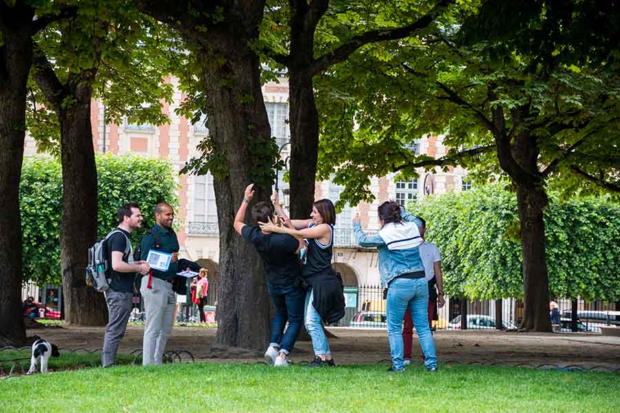 team building games place des Vosges