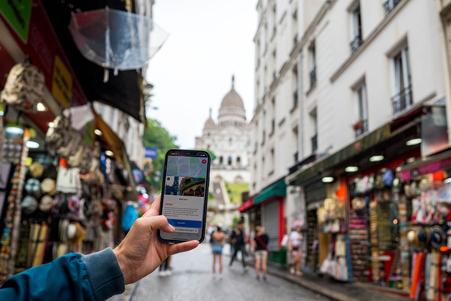 team building photo & quiz à Montmartre sur smartphone