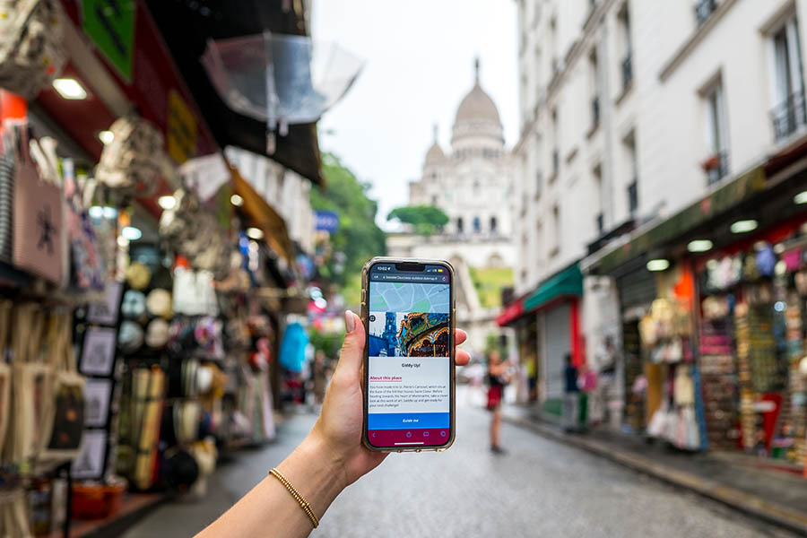 team building photo & quiz in Montmartre smartphone