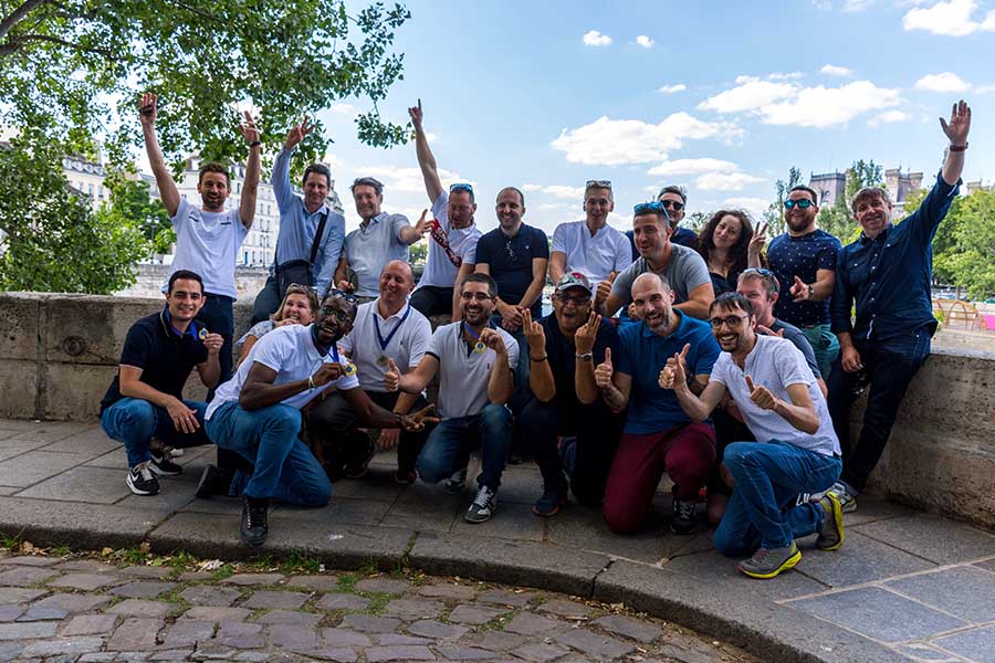 treasure hunt notre dame île saint louis group photo