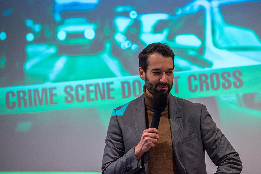 mentaliste présentant l'escape game enquête pour plus de cohésion d'équipe