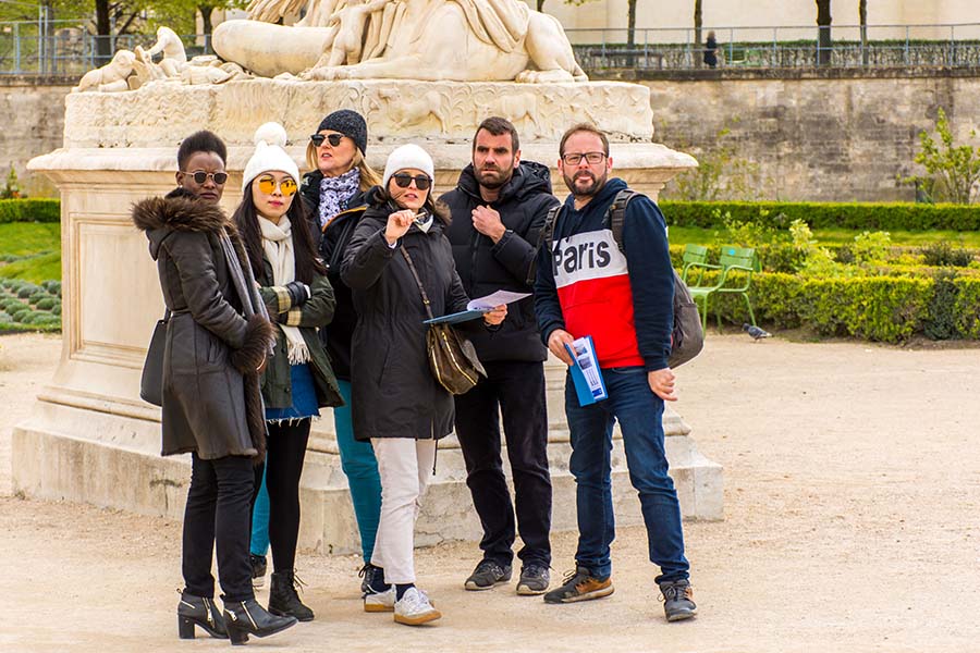 treasure hunt in the Tuileries garden for large group