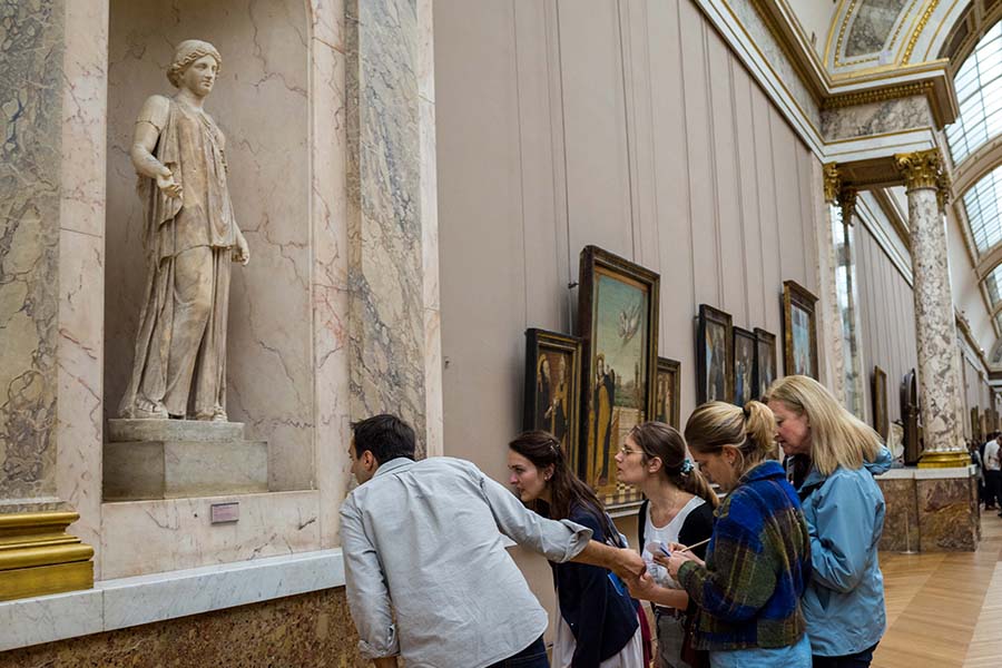 team building for 20 people in Paris inside the Louvre museum