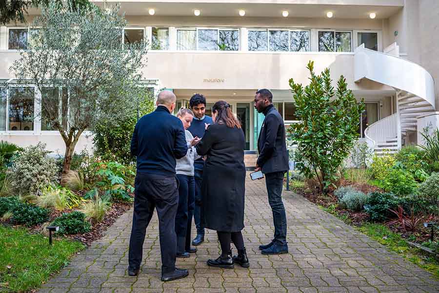 activité team building plein air dans les jardins du lieu de séminaire