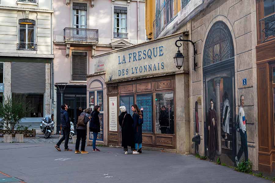 treasure hunt team building in Lyon fresque des lyonnais