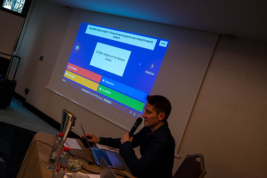 quiz team building for 50 people in a meeting room