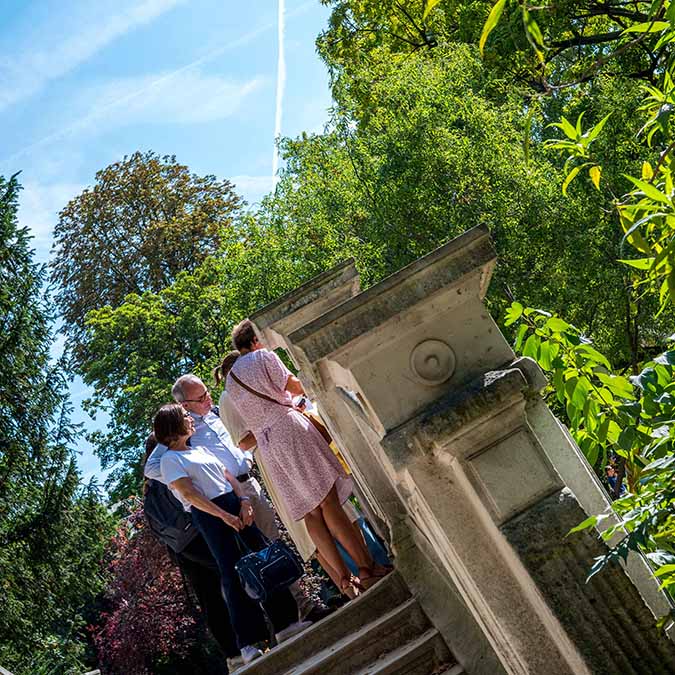 team building arc de triomphe