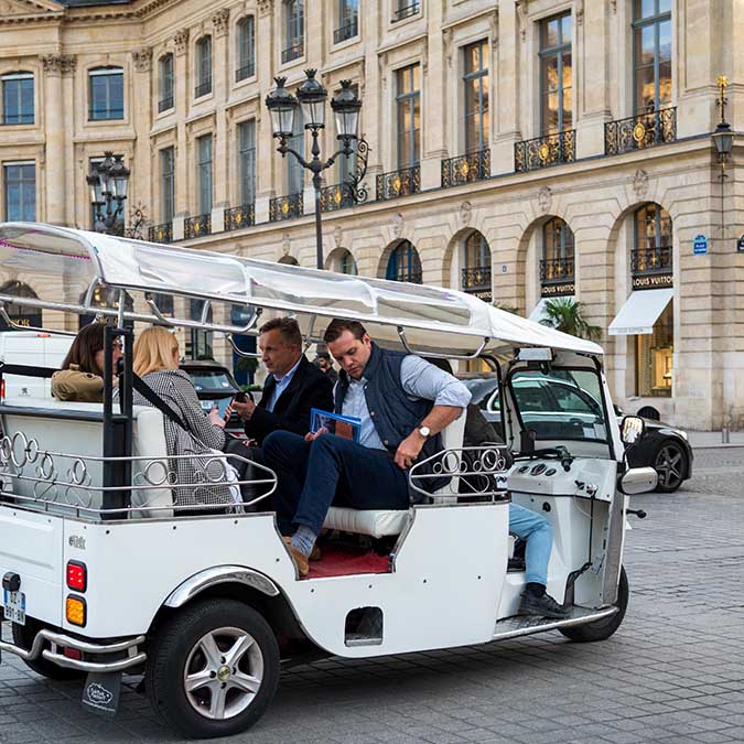 team building treasure hunt in electric tuk tuk Paris