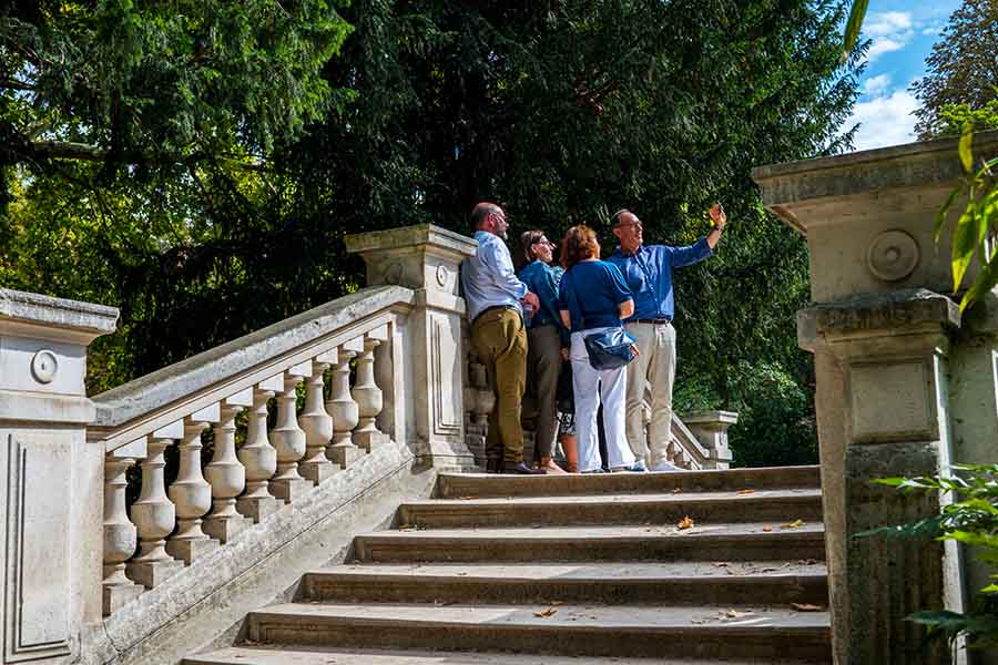 team building treasure hunt in the park monceau and arc de triomphe
