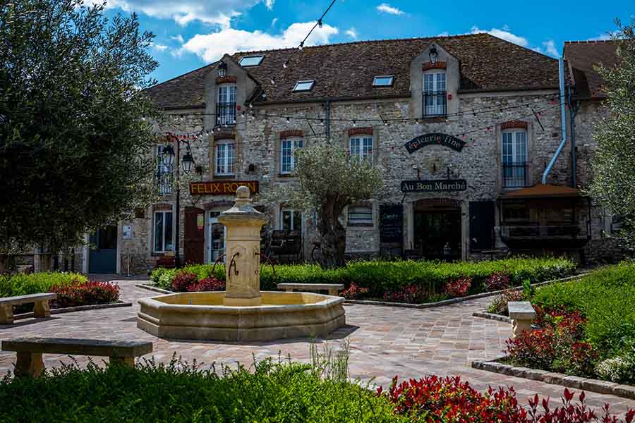 place du village séminaire au vert en région parisienne