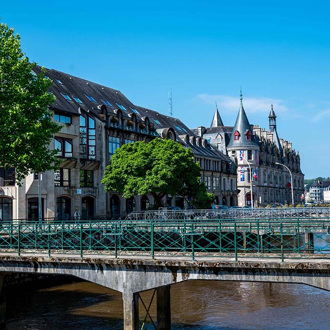 chasse au trésor à Quimper vue le long de l'odet