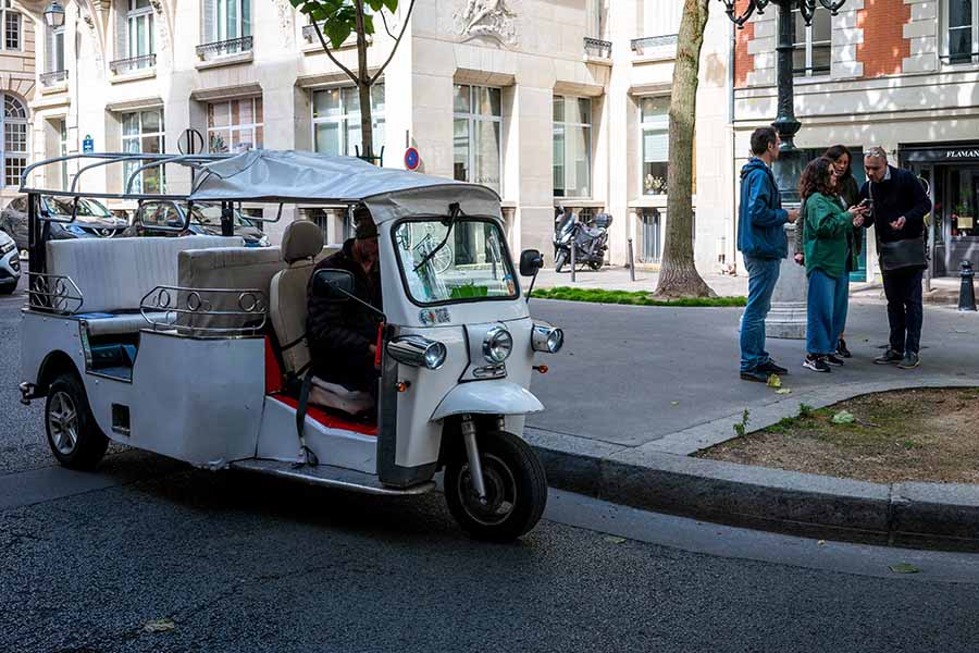 team building tuk tuk in paris discover emblematic monuments