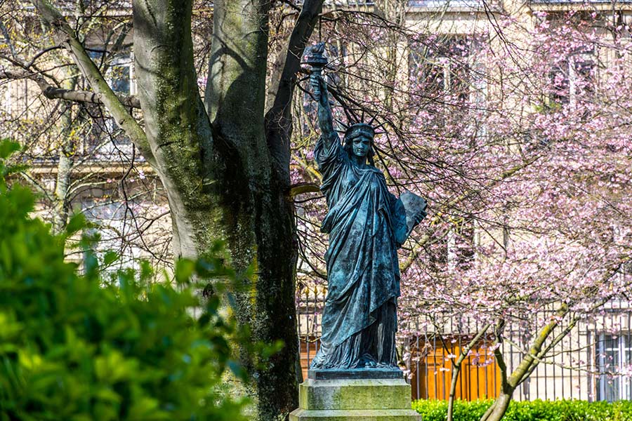 chasse au trésor dans un parc statue de la liberté