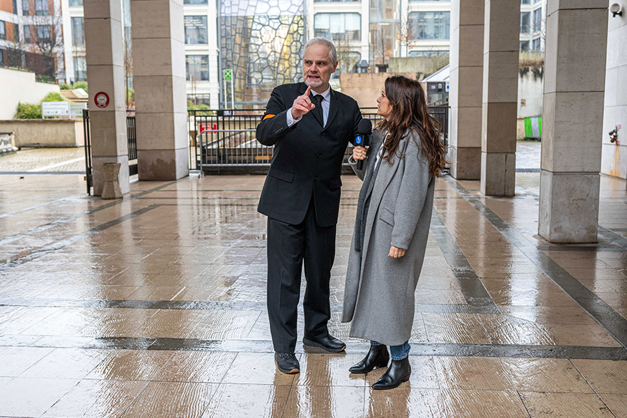 organise a corporate team building with some actors